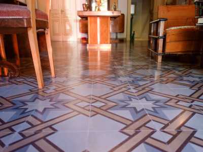 ...e gli splendidi pavimenti con intricati disegni geometrici adornano l�intera sala